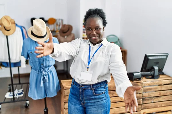 Junge Afrikanerin Die Als Managerin Einer Einzelhandelsboutique Arbeitet Und Die — Stockfoto