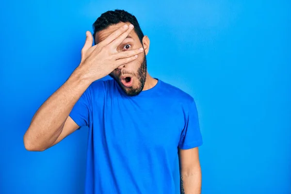 Латиноамериканець Бородою Звичайній Блакитній Футболці Вдивляється Шокуюче Прикриття Обличчя Очей — стокове фото
