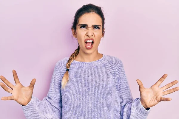 Genç Spanyol Kız Gündelik Kıyafetler Giyip Deli Gibi Bağırıyor Agresif — Stok fotoğraf