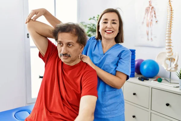 Středního Věku Muž Žena Uniformě Fyzioterapie Rehabilitační Sezení Natahování Ruku — Stock fotografie