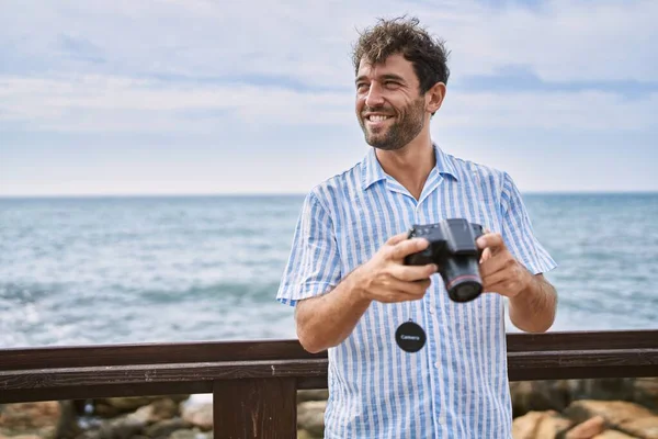 Молодий Іспаномовний Чоловік Посміхається Щасливий Використовуючи Камеру Пляжі — стокове фото