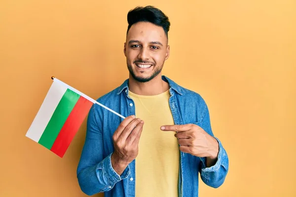 Joven Árabe Sosteniendo Bandera Bulgara Sonriendo Feliz Señalando Con Mano —  Fotos de Stock