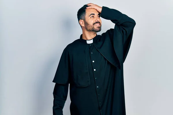 Bonito Homem Hispânico Com Barba Vestindo Roupão Padre Católico Sorrindo — Fotografia de Stock