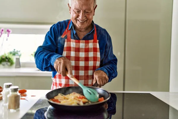 Senior Άνθρωπος Χαμογελά Αυτοπεποίθηση Μαγείρεμα Στην Κουζίνα — Φωτογραφία Αρχείου