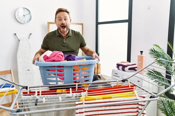 Hombre Mediana Edad Haciendo Ropa Que Sostiene Cesta Sonriendo Riendo — Foto de Stock