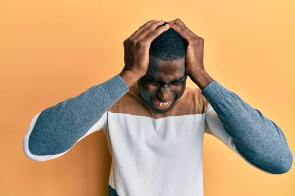 Молодий Афроамериканець Повсякденному Одязі Страждає Від Головного Болю Стресу Через — стокове фото