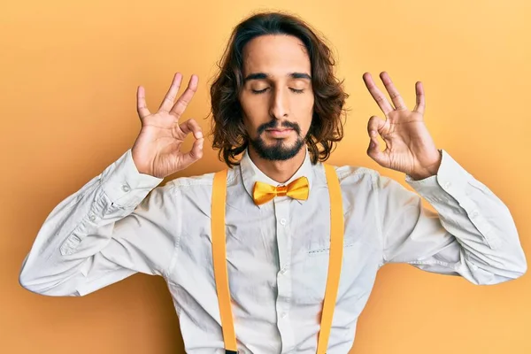 Ung Latinamerikan Man Bär Hipster Elegant Utseende Slappna Och Ler — Stockfoto