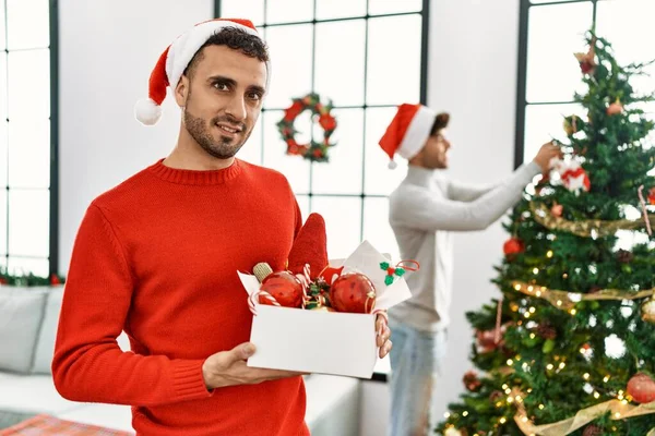 Dos Hombres Hispanos Pareja Sonriendo Confiados Decorando Árbol Navidad Casa — Foto de Stock