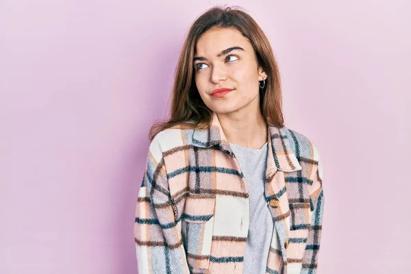 Joven Chica Caucásica Vistiendo Ropa Casual Sonriendo Mirando Lado Mirando — Foto de Stock