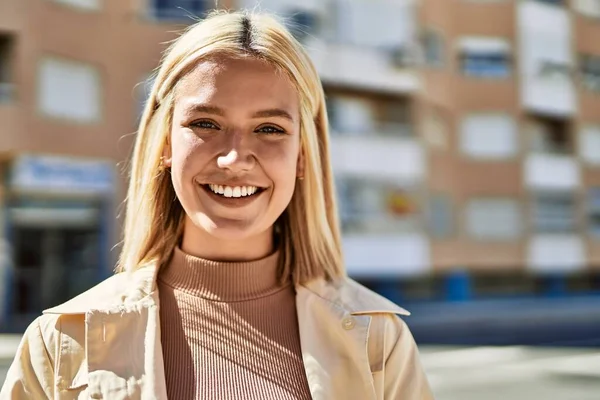 Joven Chica Rubia Sonriendo Feliz Pie Ciudad —  Fotos de Stock