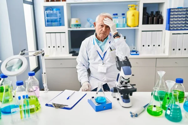 研究室で科学者の制服測定液を身に着けているシニア男 — ストック写真