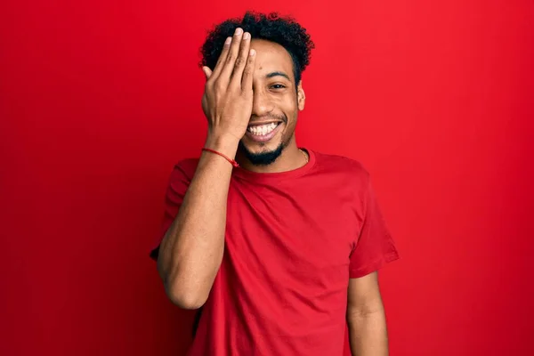 Jeune Homme Afro Américain Barbu Portant Shirt Rouge Décontracté Couvrant — Photo