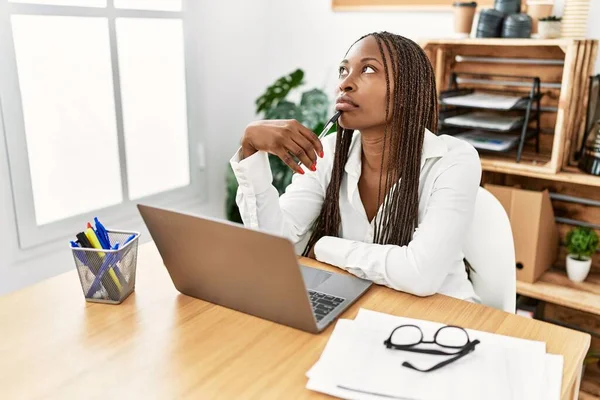 Junge Afrikanisch Amerikanische Geschäftsfrau Arbeitet Müde Büro — Stockfoto