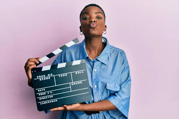 Jovem Afro Americana Segurando Palmas Filme Vídeo Olhando Para Câmera — Fotografia de Stock