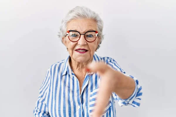 Starsza Kobieta Siwymi Włosami Stojąca Białym Tle Uśmiechnięta Przyjazna Oferująca — Zdjęcie stockowe