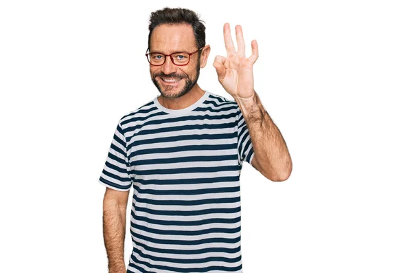 Hombre Mediana Edad Vistiendo Ropa Casual Gafas Sonriendo Positiva Haciendo — Foto de Stock