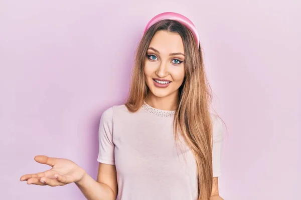 Menina Loira Jovem Vestindo Roupas Casuais Sorrindo Alegre Com Braços — Fotografia de Stock