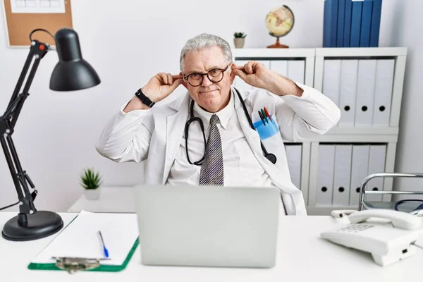 Uomo Anziano Caucasico Uniforme Medico Stetoscopio Alla Clinica Sorridente Tirando — Foto Stock