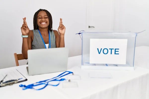 Joven Mujer Afroamericana Que Trabaja Las Elecciones Políticas Sentada Por —  Fotos de Stock