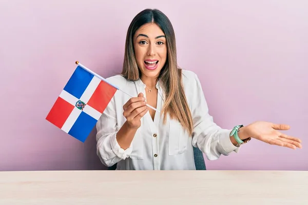 Junge Hispanische Frau Mit Dominikanischer Republik Flagge Auf Dem Tisch — Stockfoto