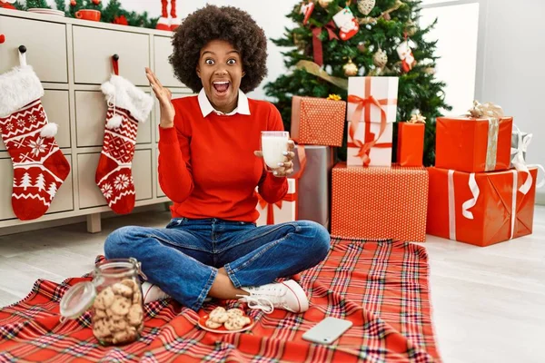 Junge Afrikanisch Amerikanische Frau Mit Afrohaaren Isst Gebäck Weihnachtsbaum Und — Stockfoto