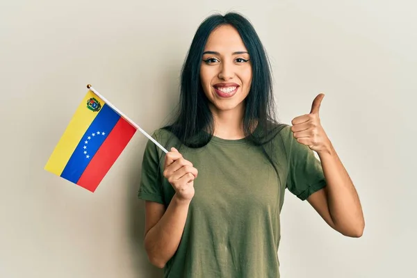 Młoda Latynoska Dziewczyna Trzyma Wenezuelską Flagę Uśmiechając Się Szczęśliwy Pozytywny — Zdjęcie stockowe