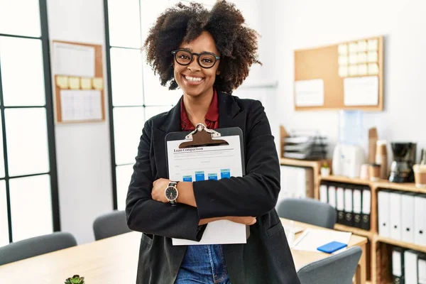 Genç Afro Amerikan Kadın Gülümsüyor Ofiste Elinde Bir Pano Var — Stok fotoğraf