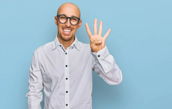 自信と幸せ笑顔ながら ビジネスシャツや眼鏡を着て髭を生やして男は4番目の指で見上げと指摘 — ストック写真