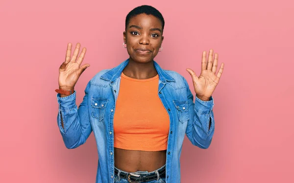 Jovem Afro Americana Vestindo Roupas Casuais Mostrando Apontando Para Cima — Fotografia de Stock