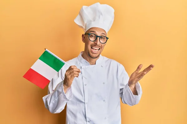 Kale Man Met Baard Dragen Professionele Kok Uniform Met Italiaanse — Stockfoto
