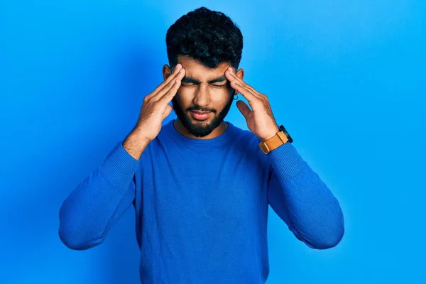 Homem Árabe Com Barba Vestindo Camisola Azul Casual Com Mão — Fotografia de Stock