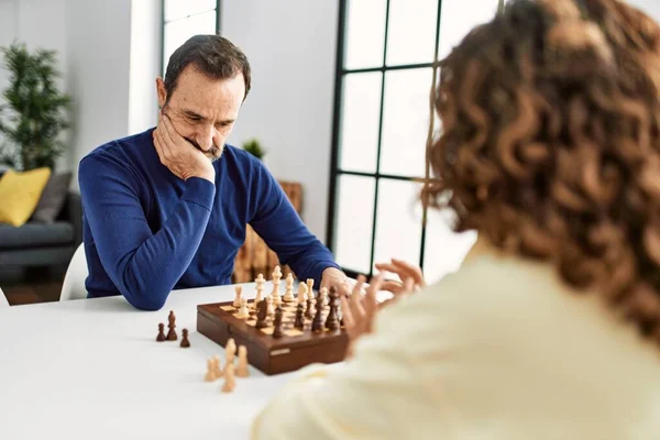 Medelålders Latinamerikanskt Par Koncentrerade Sig Att Spela Schack Hemma — Stockfoto