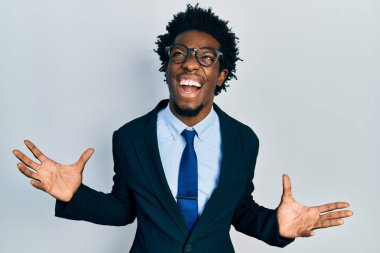 Genç Afro-Amerikalı takım elbiseli deli deli deli bağırıyor ve bağırıyor agresif bir ifade ve kollar havada. hüsran kavramı. 