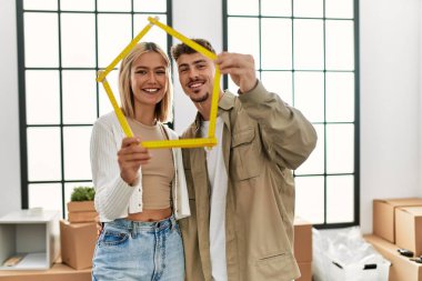 Kafkasyalı genç çift yeni evlerinde mutlu mesut ev projeleri yapıyor..