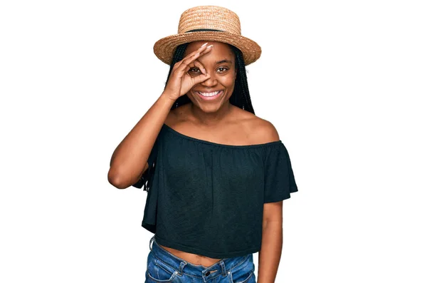 Ung Afrikansk Amerikansk Kvinna Bär Sommar Hatt Leende Glad Gör — Stockfoto