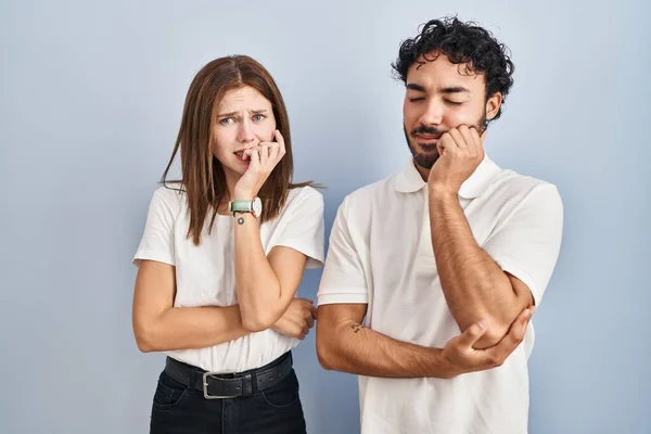 Unga Par Bär Avslappnade Kläder Stående Tillsammans Ser Stressade Och — Stockfoto