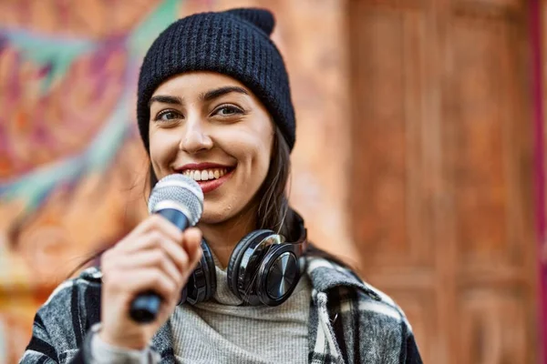 Mladá Hispánka Šťastně Usmívá Pomocí Sluchátek Mikrofonu Městě — Stock fotografie