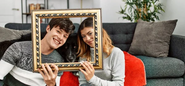 Jovem Casal Caucasiano Com Cão Fazendo Imagem Família Segurando Moldura — Fotografia de Stock