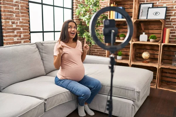 Jonge Zwangere Vrouw Opnemen Vlog Tutorial Met Smartphone Thuis Verbaasd — Stockfoto