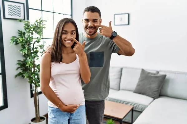 Jeune Couple Interracial Attendant Bébé Touchant Ventre Enceinte Pointant Avec — Photo