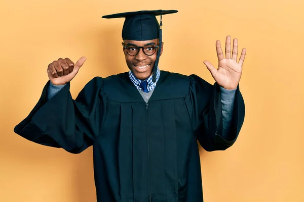 Молодий Афроамериканець Випускному Капюшоні Обрядовому Одязі Показує Вказує Нього Пальцями — стокове фото