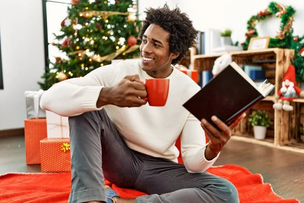 Joven Afroamericano Hombre Leyendo Libro Tomando Café Sentado Suelo Por — Foto de Stock