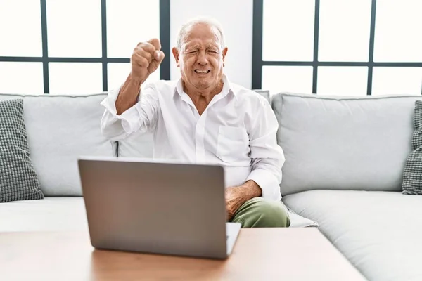 Evde Dizüstü Bilgisayar Kullanan Yaşlı Bir Adam Kızgın Kızgın Bir — Stok fotoğraf