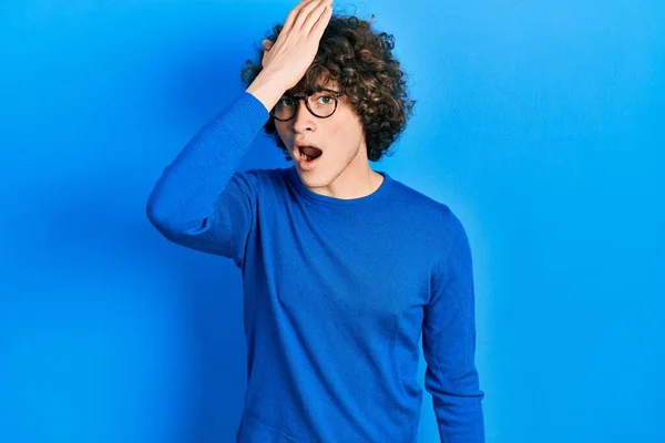 Gündelik Giysiler Gözlük Takan Yakışıklı Genç Adam Yanlışlıkla Ele Tutuşarak — Stok fotoğraf