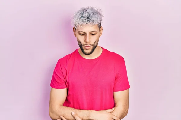 Młody Hiszpan Nowoczesnymi Farbowanymi Włosami Noszący Luźny Różowy Shirt Robiący — Zdjęcie stockowe