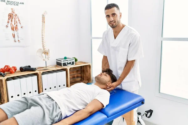 Due Uomini Ispanici Fisioterapista Paziente Avendo Sessione Riabilitazione Massaggiare Testa — Foto Stock