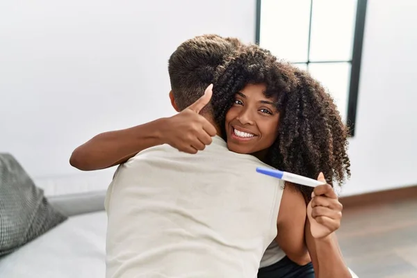 Jong Interraciaal Paar Houden Zwangerschap Test Resultaat Glimlachend Gelukkig Positief — Stockfoto