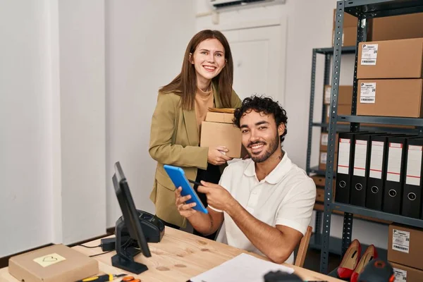 Trabajadores Negocios Hombres Mujeres Usando Touchpad Trabajando Oficina —  Fotos de Stock