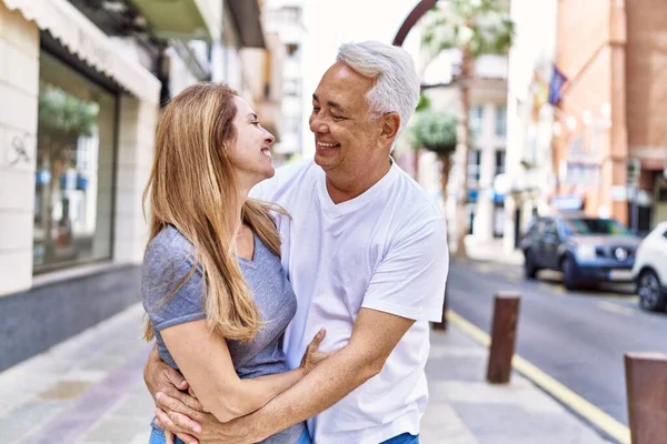 在户外阳光明媚的日子里 他的一对夫妇和他的妻子在一起 在爱中欢快地笑着拥抱城市 — 图库照片
