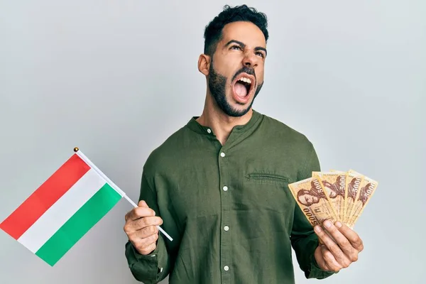 Mladý Hispánec Drží Maďarskou Vlajku Zuřivě Šíleně Křičí Frustrovaně Zuřivě — Stock fotografie